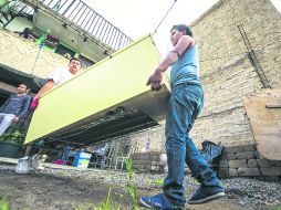 Los damnificados por las lluvias en Arenales Tapatíos sacan los enseres domésticos de las viviendas de las que fueron desalojados. EL INFORMADOR /