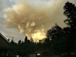 Un incendio sin control obligó la madrugada del jueves en el sur de California a una evacuación de miles de residentes. AP /