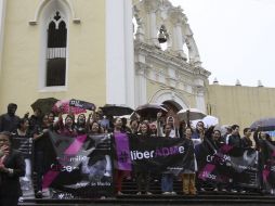 Familiares y amigos celebran la liberación de la maestra Ángel de María Soto Zárate en Xalapa. EFE /