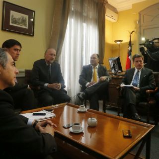 La derecha chilena busca solución tras renuncia de candidato