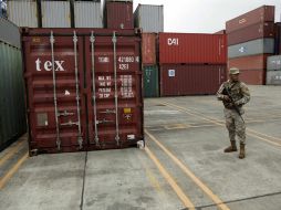Un militar vigila la mercancia decomisada en el barco norcoreano. AP /