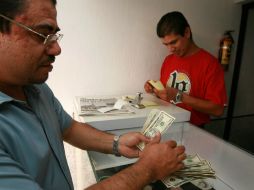 La divisa estadounidense finaliza con avance mínimo de un centavo respecto al cierre previo. ARCHIVO /