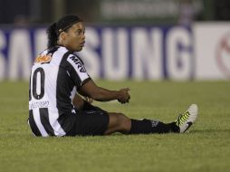 Ronaldinho no pudo cobrar un tiro de esquina debido a que los aficionados lo agredían con distintos objetos. ARCHIVO /