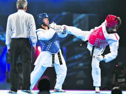 Defensa. Briseida Acosta bloquea una patada durante el combate. La sinaloense cayó por pizarra de 8-3 en la final. MEXSPORT /