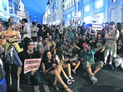 Malestar. Los inconformes con el desempeño del jefe de Gobierno protestaron en ciudades como Barcelona y Madrid. EFE /