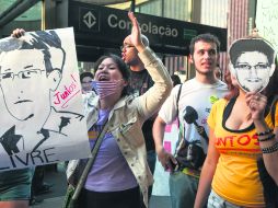 Brasileños muestran su apoyo en Río de Janeiro a Edward Snowden, el ex empleado de la CIA que señaló el espionaje de Estados Unidos. AP /