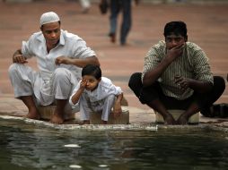 Un niño se lava antes de entrar a orar a la mezquita, durante Ramadán han aumentado los atentados terroristas en Iraq. AP /