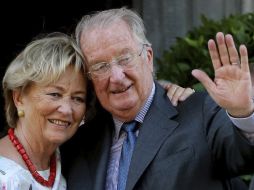 El rey Alberto II (d) de Bélgica junto a su esposa, la reina Paola, durante su visita a la comunidad francófona belga en Lieja. EFE /