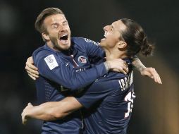 Zlatan Ibrahimovic (der), se abraza con Beckham en la celebración de un gol en la temporada pasada, el sueco es importante para el PSG. ARCHIVO /