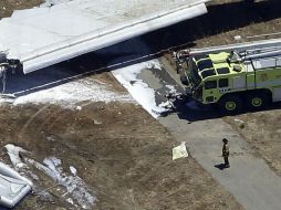 Al momento de mover el camión de bomberos, el cuerpo de la adolescente es descubierto. AP /