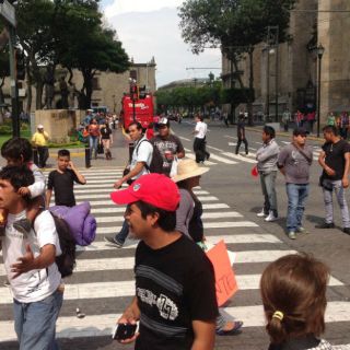 Comerciantes de Plaza Guadalajara bloquean Alcalde
