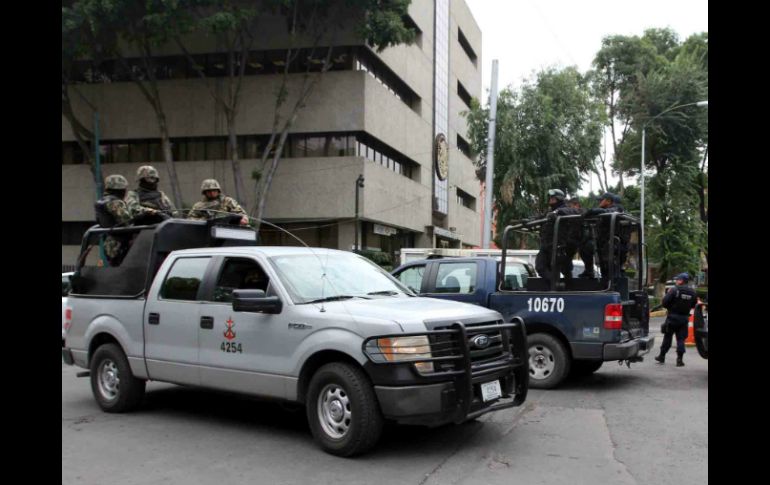 Elementos de la Policía Federal y el Ejército Mexicano, realizaron un operativo en inmediaciones de la PGR, previo al traslado. NTX /