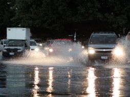 La tormenta dejó autos varados y encharcamientos. ARCHIVO /