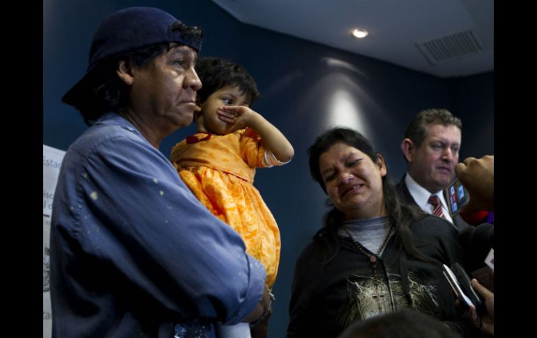 Entrega de la niña a sus padres, en la Fiscalía General del Estado. EL INFORMADOR /