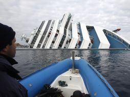 En la imagen, tomada en 2012, se observa al Costa Concordia, cuyo naufragio dejó un saldo de 32 muertos. AP /