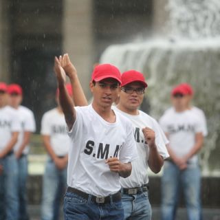 Presumen adiestramiento militar bajo la lluvia