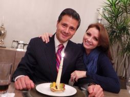 Angélica Rivera exhibió una fotografía en donde se le ve al lado del Presidente con un mini pastel y una vela. ESPECIAL /