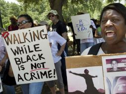 En Austin, Texas se dan cita los manifestantes con pancartas contra la discriminación racial. AP /