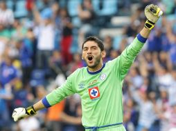 Jose de Jesús Corona festeja el gol de la victoria del Cruz Azul. EFE /