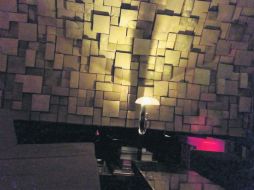 La estética de Silencio, el antro de Lynch, corresponde a la que deja ver en los filmes que lo han hecho famoso. ESPECIAL /