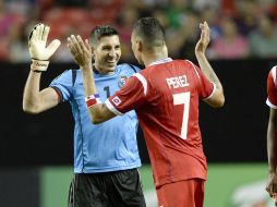 Penedo y Pérez celebran el pase de los panameños a semifinales. EFE /