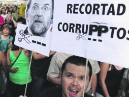 Los españoles se han volcado a las calles para pedir la dimisión del jefe del Gobierno español Mariano Rajoy. ESPECIAL /