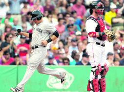 El tercera base mexicano de los Yanquis, Luis Cruz, anota ante la presencia del receptor de Boston, Jarrod Saltalamacchia. AP /