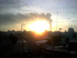 Vecinos de la zona pueden ver a lo lejos el incendio''...desde Izcalli San Pablo Tult, Mex. Incendio PEMEX Tonanitla'' @oscar_ig95. ESPECIAL /