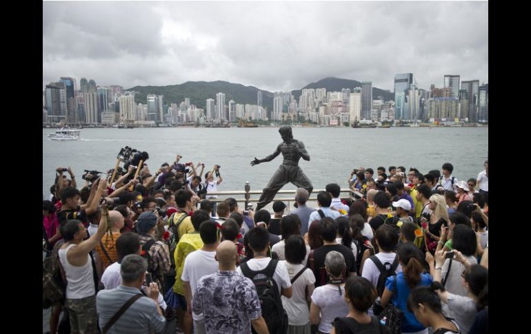 La estatua de Bruce Lee sigue atrayendo admiradores, en Hong Kong. AFP /