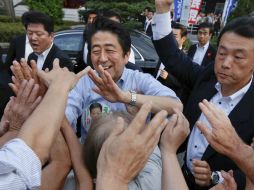 El primer ministro japonés y líder del gobernante Partido Democrático Liberal, Shinzo Abe, saluda a varios simpatizantes. EFE /