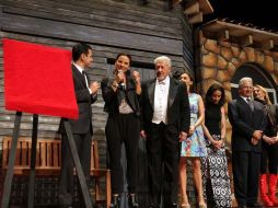 La madrina de las 300 representaciones, con el elenco de la obra. NTX /