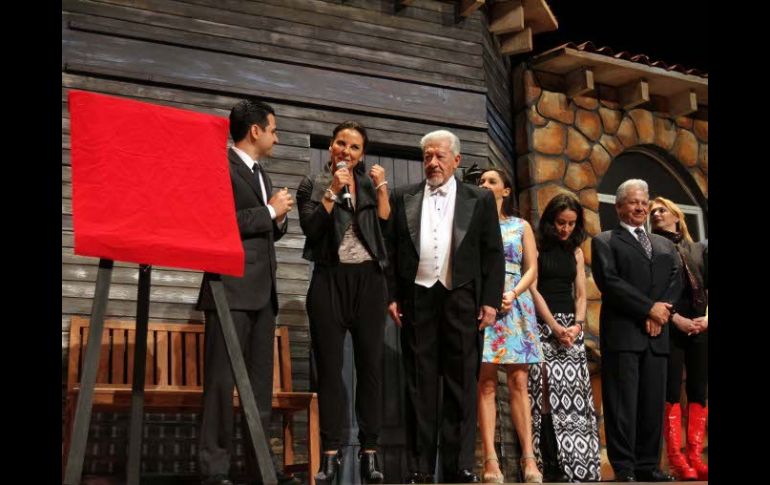 La madrina de las 300 representaciones, con el elenco de la obra. NTX /