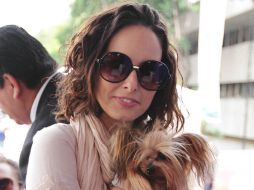 La actriz Ana Serradilla, festejando con su mascota. NTX /