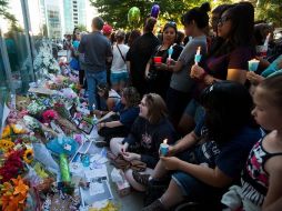 Participantes en una velada en honor a Monteith, frente al hotel donde este falleciera.  /