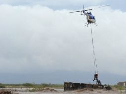 Una familia es rescatada por un helicóptero debido a las grandes inundaciones en el estado. ARCHIVO /