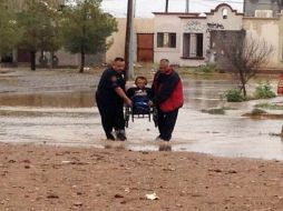 Una familia es evacuada de su hogar debido a las fuertes inundaciones registradas en la entidad. SUN /