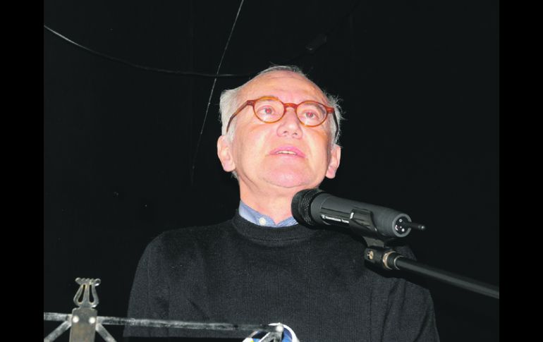 Publicaciones. Su primer libro fue Le scarpe appese al cuore (Los zapatos colgando del corazón). ESPECIAL /