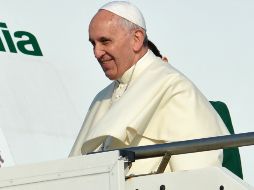 El Papa Francisco fue recibido en el aeropuerto de Fiumicino, por el jefe de gobierno italiano Enrico Lerra. AFP /