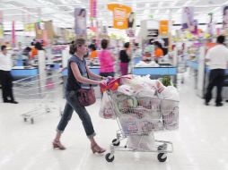 Controlados. Los dispositivos móviles facilitan el manejo de las finanzas personales. ESPECIAL /