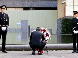 El Primer Ministro noruego, Jens Stoltenberg, coloca una corona de flores durante los actos conmemorativos. EFE /