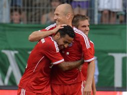 Alcántara (i) no olvida sus raíces y al equipo que lo vio nacer como futbolista. AFP /