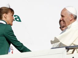 El Pontífice, al momento de abordar el avión que lo llevará a Río de Janeiro. AP /
