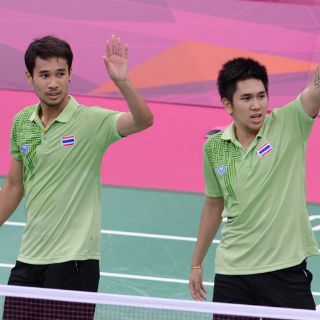 Jugadores de badminton pelean durante partido