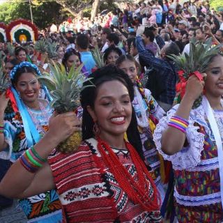 Inicia fiesta de La Guelaguetza en Oaxaca