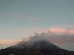 Se observó incandescencia sobre el cráter. (Imagen de @SEGOB_mx) ESPECIAL /