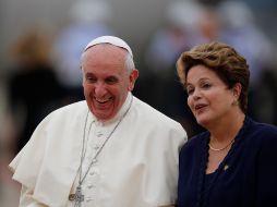 El Papa Francisco es recibido por la presidenta brasileña, Dilma Rousseff; Bergoglio regresa a América ya como Sumo Pontífice. AFP /
