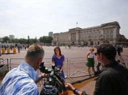 La prensa internacional aguarda el mensaje oficial del palacio de Buckingham sobre el nacimiento del nuevo miembro de la familia real. EFE /