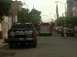 Patrullas y bomberos en calle Nubia esquina Esteban Alatorre.  /
