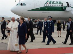 El Papa Francisco llegó este día a Brasil; es su primer viaje desde el inicio de su pontificado. Dilma Rousseff lo recibió. AFP /
