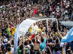 El Papa Francisco se pasea por las calles de Río de Janeiro en el papamóvil rodeado por miles de simpatizantes. EFE /